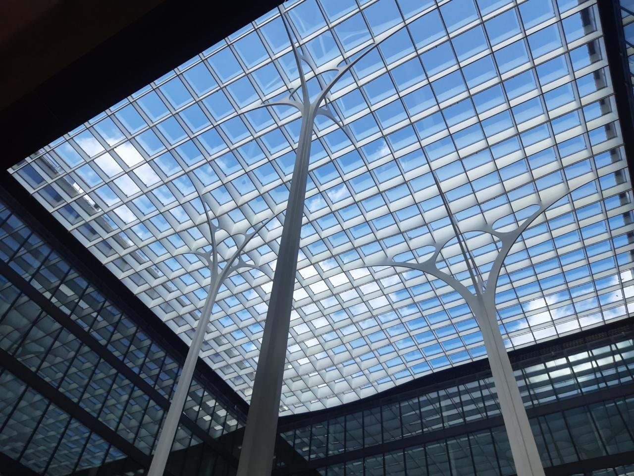 28 × 28 m atrium glass roof carried by tree-shaped steel columns, Amazon office building Munich