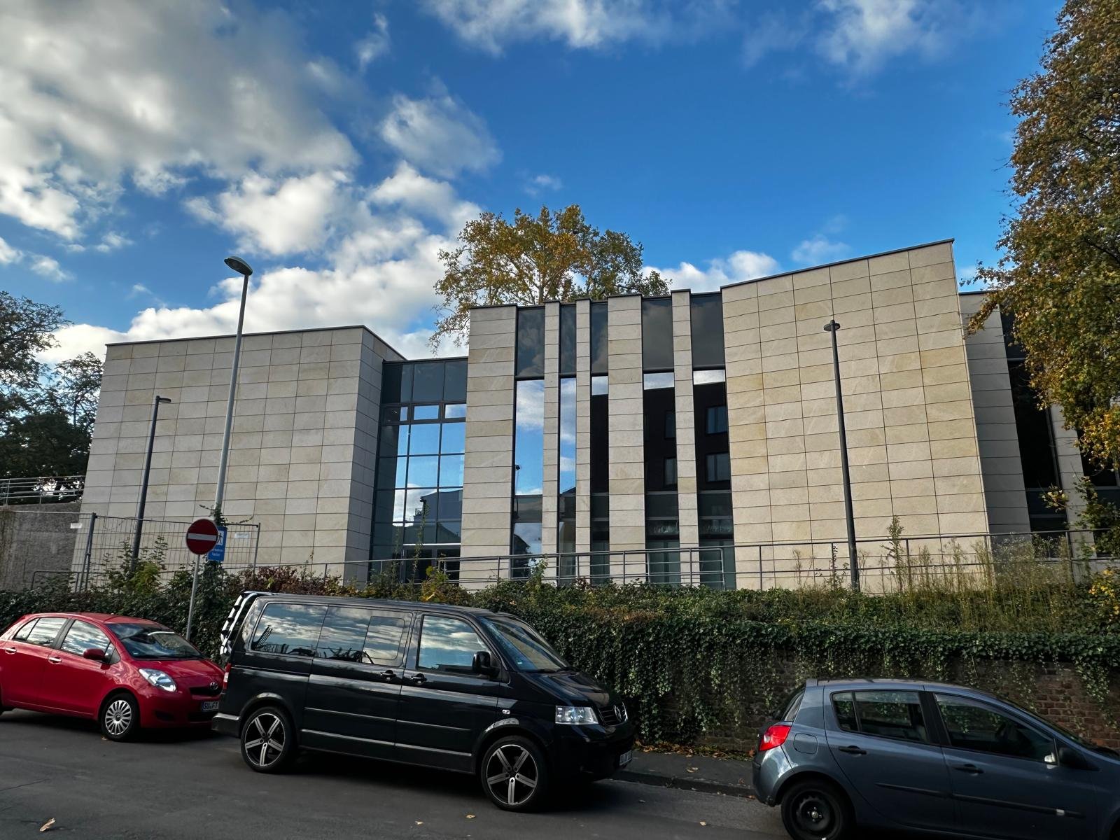 Natural stone facade on a steel and aluminium substructure, Beethovenhalle Bonn